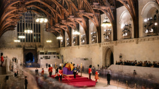 El largo adi&oacute;s a Isabel II, diez d&iacute;as para los libros de Historia