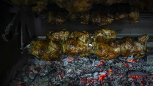 36-J&auml;hriger z&uuml;ndet in Bank &Uuml;berweisungstr&auml;ger an und br&auml;t H&auml;hnchen dar&uuml;ber