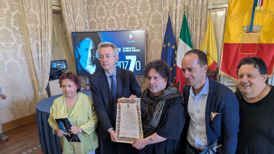 Enzo Avitabile, pergamena e album di ricordi per i 70 anni