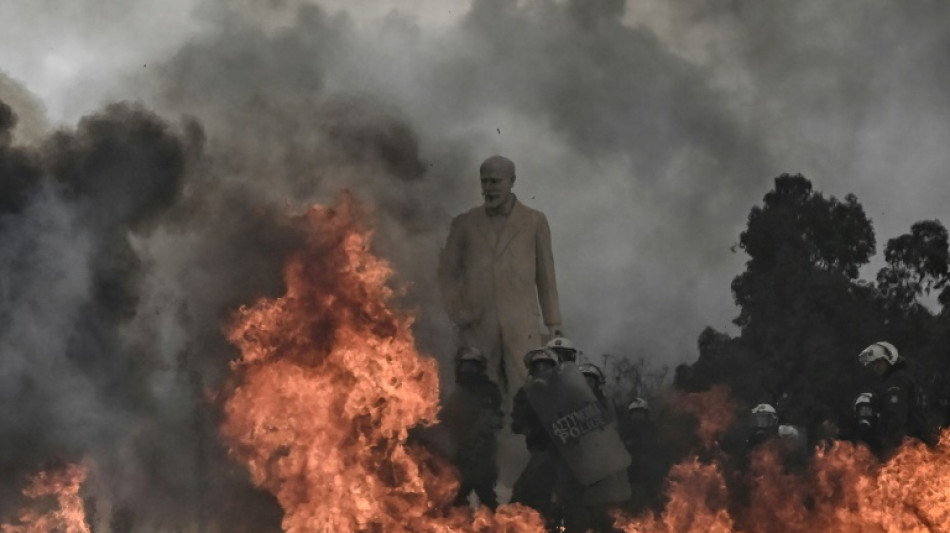 M&aacute;s de 30.000 griegos salen a la calle para recordar el accidente ferroviario de 2023