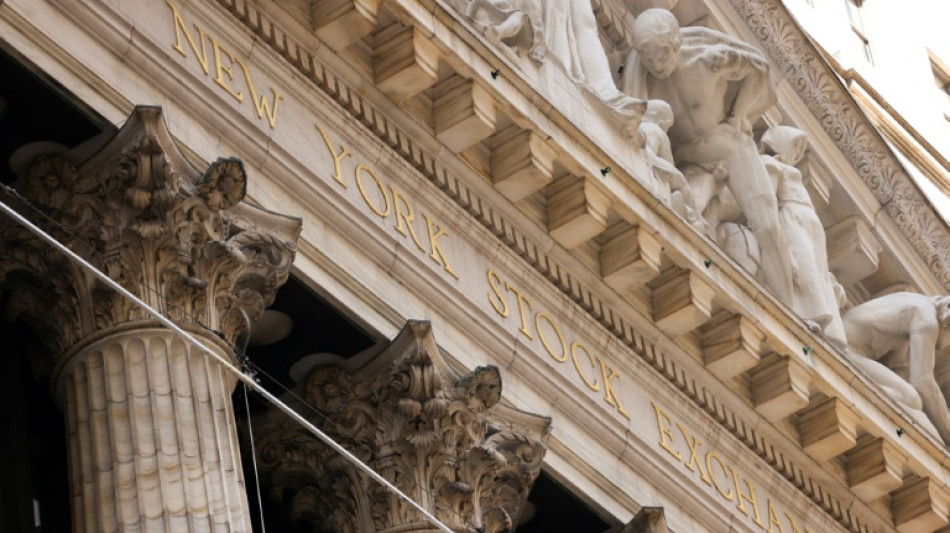 Wall Street termine en baisse, dig&egrave;re indicateurs &eacute;conomiques et r&eacute;sultats trimestriels