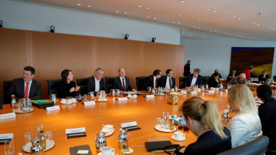 Kabinett tagt zu fr&uuml;herer Arbeitsaufnahme f&uuml;r Gefl&uuml;chtete und V&ouml;lkerstrafrecht