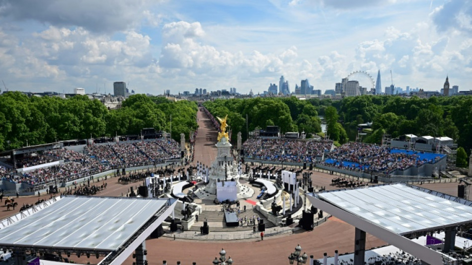 Au palais de Buckingham, la foule venue en masse pour un &eacute;v&eacute;nement "historique"