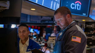 Wall Street termine en forte baisse, lest&eacute;e par la tech