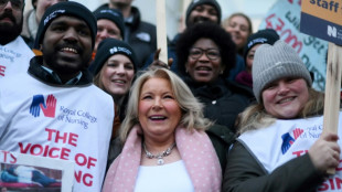 Las enfermeras de Inglaterra extienden y endurecen su huelga hist&oacute;rica por mejores salarios