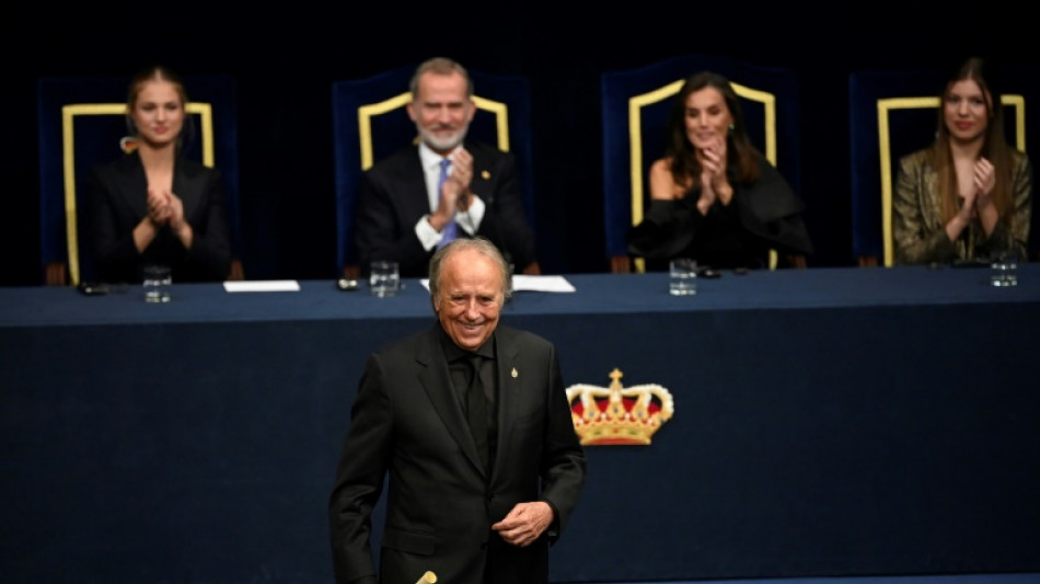 Serrat, retirado de los escenarios, interpreta una canci&oacute;n al recibir el Princesa de Asturias