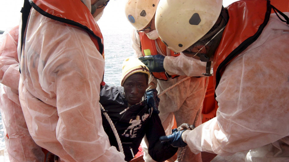 Migranti lanciati da un barcone in mare, 19 arresti alle Canarie