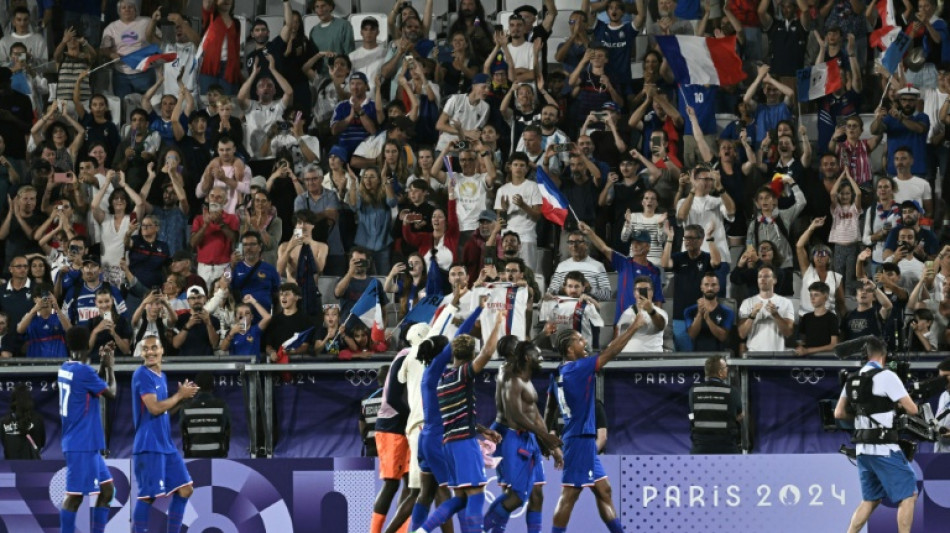 Foot: les Bleus d'Henry &eacute;cartent l'Argentine dans un climat hostile pour s'offrir une demie