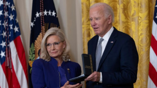 Biden condecora ex-congressista republicana cr&iacute;tica de Trump