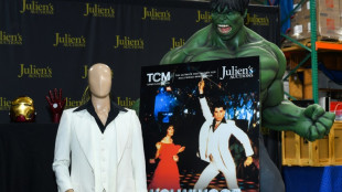 Subastan traje de "Fiebre de s&aacute;bado por la noche" en California
