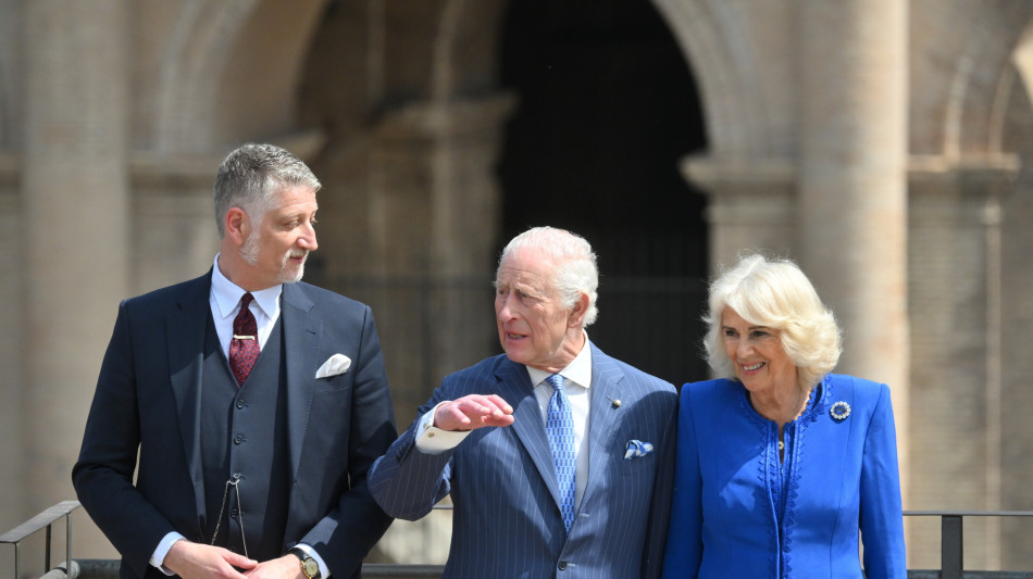 Carlo e Camilla al Colosseo, salutano la folla in attesa
