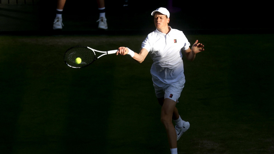 Wimbledon: Sinner test ok, si allena con manicotto sul gomito