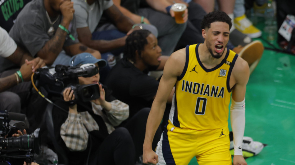 Nba: Haliburton stende Cleveland sulla sirena, Curry infortunato