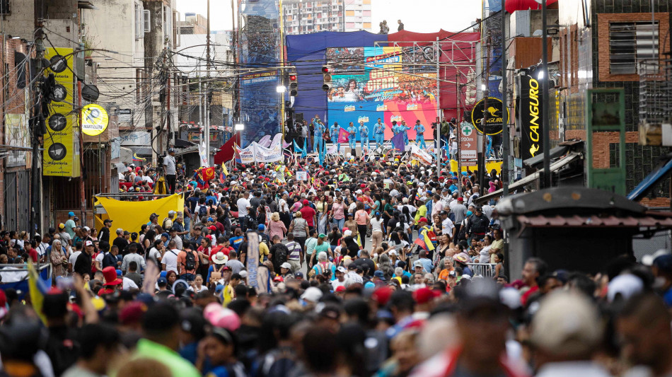Maduro invita al voto di massa, ma per l'opposizione &egrave; una farsa