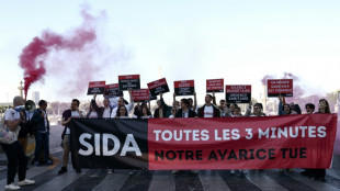 Action &agrave; Paris contre la suspension d'aide am&eacute;ricaine &agrave; la lutte contre le sida