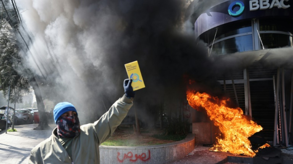 Des &eacute;pargnants libanais en col&egrave;re vandalisent des banques