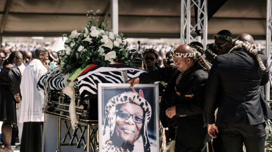 Miles asisten a funeral de hist&oacute;rico dirigente zul&uacute; en Sud&aacute;frica