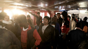 Francia es "hip&oacute;crita" frente a los migrantes, dice Le Pen 