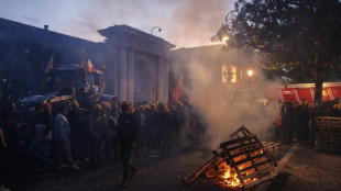 Agriculteurs: troisi&egrave;me jour de mobilisation, le gouvernement condamne blocages et d&eacute;gradations