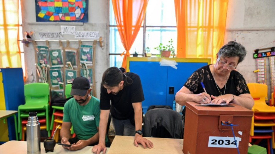 Se&ccedil;&otilde;es de vota&ccedil;&atilde;o abrem no Uruguai para segundo turno das presidenciais