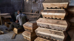 Au Mozambique, des palettes de cargos transform&eacute;es en cercueils