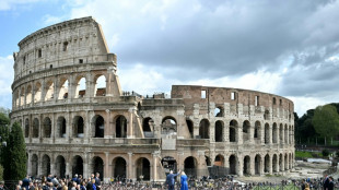 El rey Carlos III y su esposa Camila fotografiados frente al Coliseo de Roma