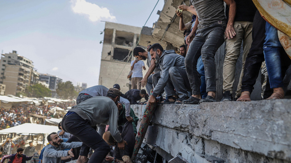 Hamas, 16 vittime nei raid israeliani oggi a Gaza