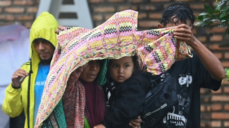 Indon&eacute;sie: les survivants du s&eacute;isme r&eacute;clament des vivres, les recherches continuent