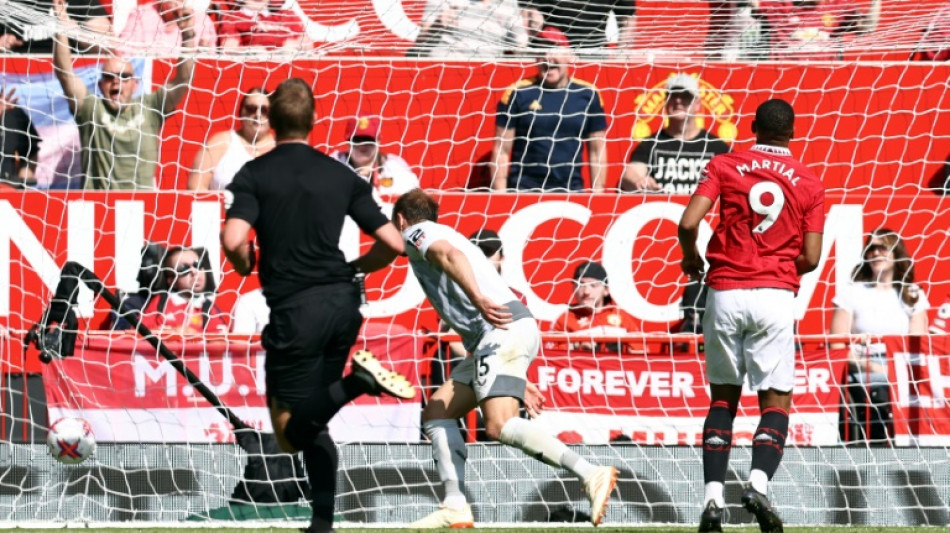 Martial puts Man Utd's top four bid back on track 