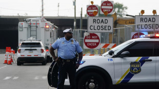 Usa: piccolo aereo si schianta a Philadelphia, case in fiamme