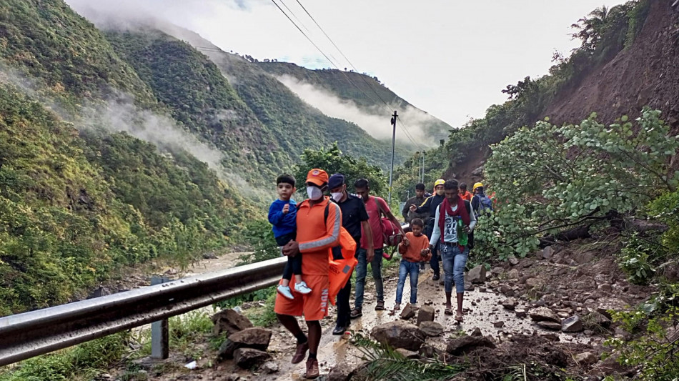 Nepal, il bilancio dei morti sale a 734, i dispersi sono 2.498