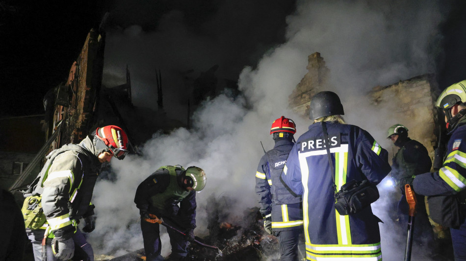 Attacco missilistico russo su Kiev, due feriti