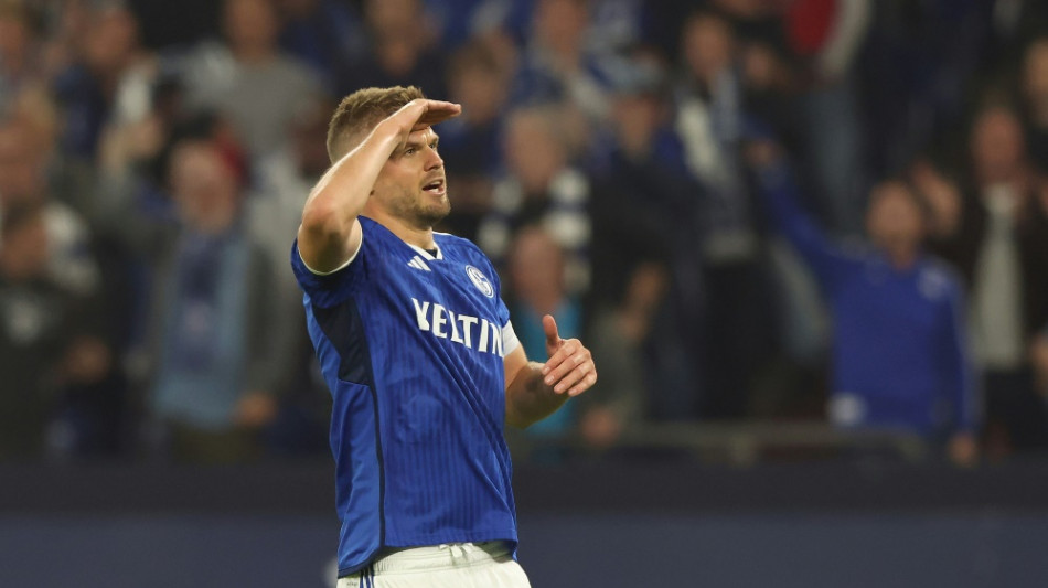 Schalke siegt in doppelter &Uuml;berzahl - Hansa an der Spitze