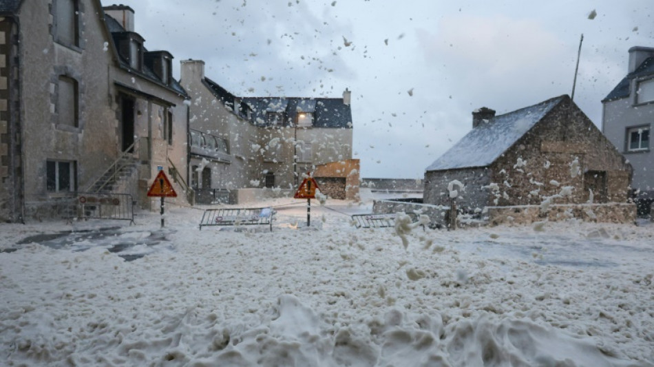 Deux morts en France apr&egrave;s la temp&ecirc;te Ciaran qui se d&eacute;cale vers le nord