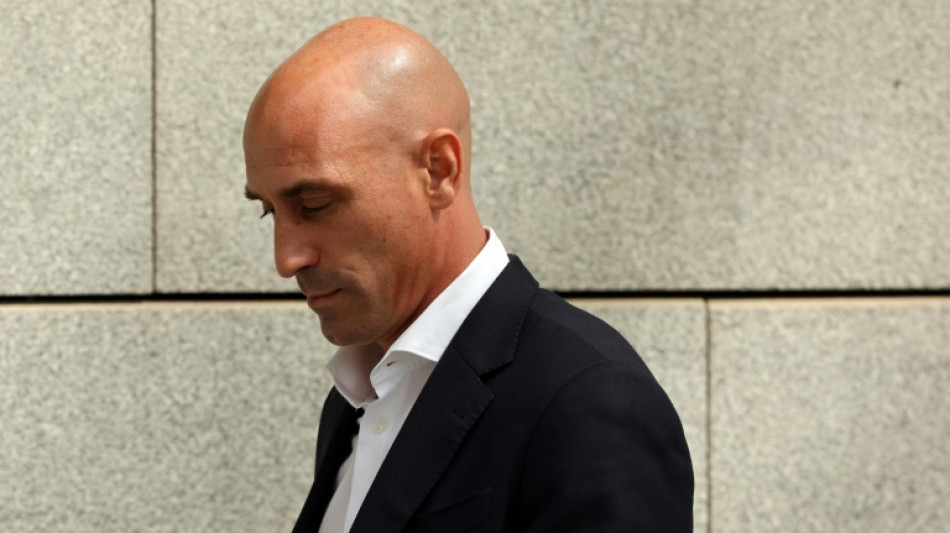 Affaire du baiser forc&eacute;: deux ans et demi de prison requis contre l'ex-patron du foot espagnol