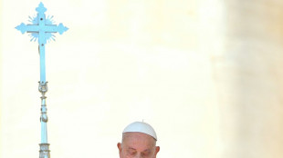 El papa Francisco, "contento" de salir y encontrar gente, sigue en convalecencia