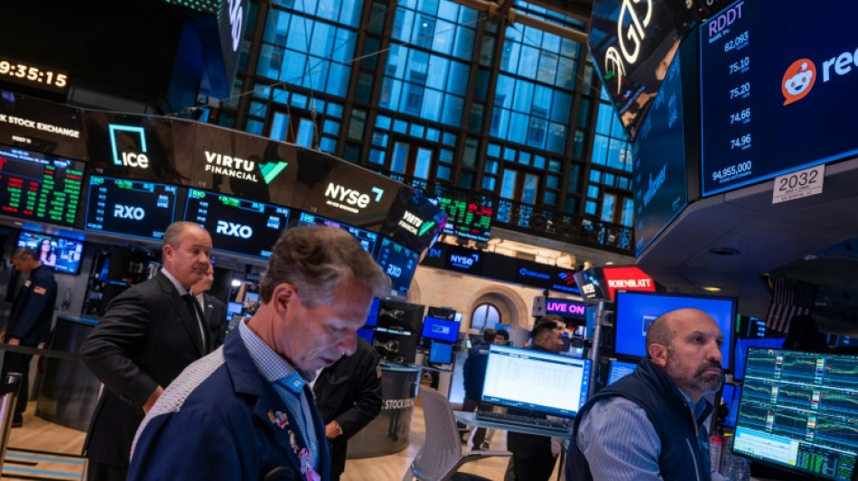 Wall Street termine en baisse, plomb&eacute;e par la tech et les taux obligataires