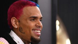 Chris Brown, acusado de agressão, é libertado sob fiança no Reino Unido