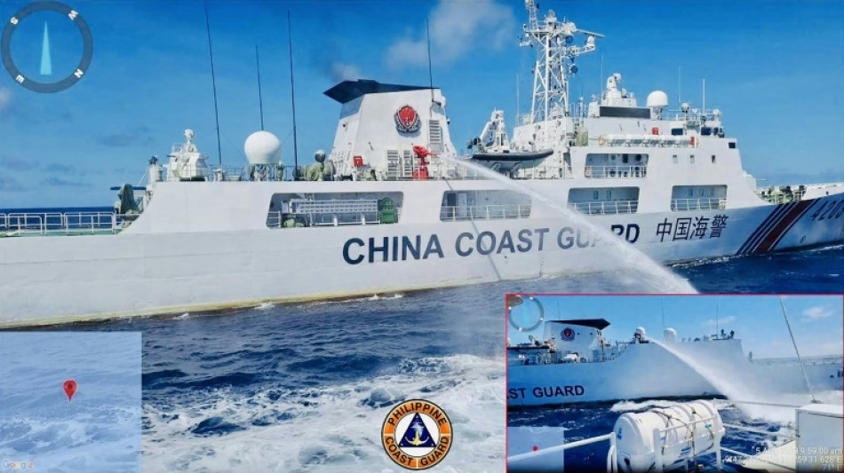 Tens&otilde;es no mar da China meridional por antigo navio de guerra filipino