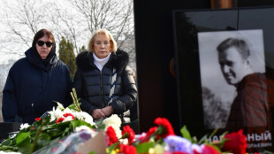 M&atilde;e de Navalny visita seu t&uacute;mulo ap&oacute;s funeral