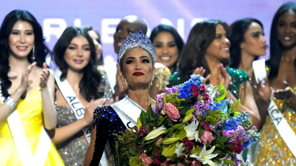 La estadounidense R&rsquo;Bonney Gabriel se corona Miss Universo, flanqueada por latinas