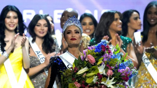 La estadounidense R&rsquo;Bonney Gabriel se corona Miss Universo, flanqueada por latinas