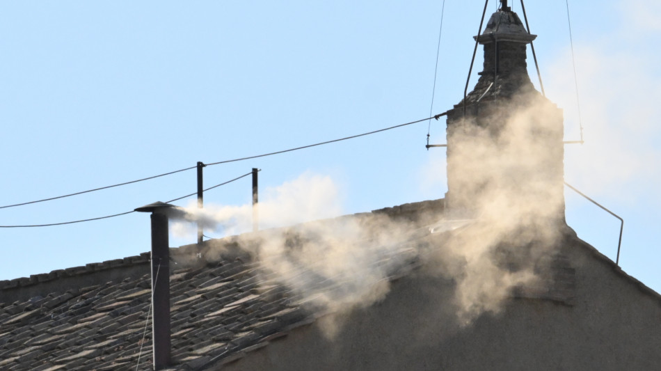 Eletto il Papa, fumata bianca al quarto scrutinio