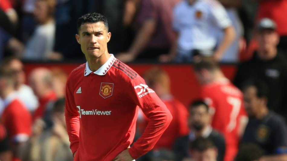Ronaldo rappel&eacute; &agrave; l'ordre par la police apr&egrave;s avoir tap&eacute; de la main le t&eacute;l&eacute;phone d'un fan