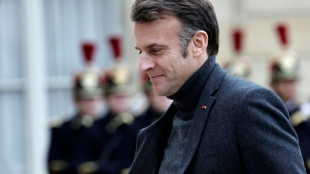 En qu&ecirc;te d'un Premier ministre, Macron r&eacute;unit les partis mardi, hors RN et LFI