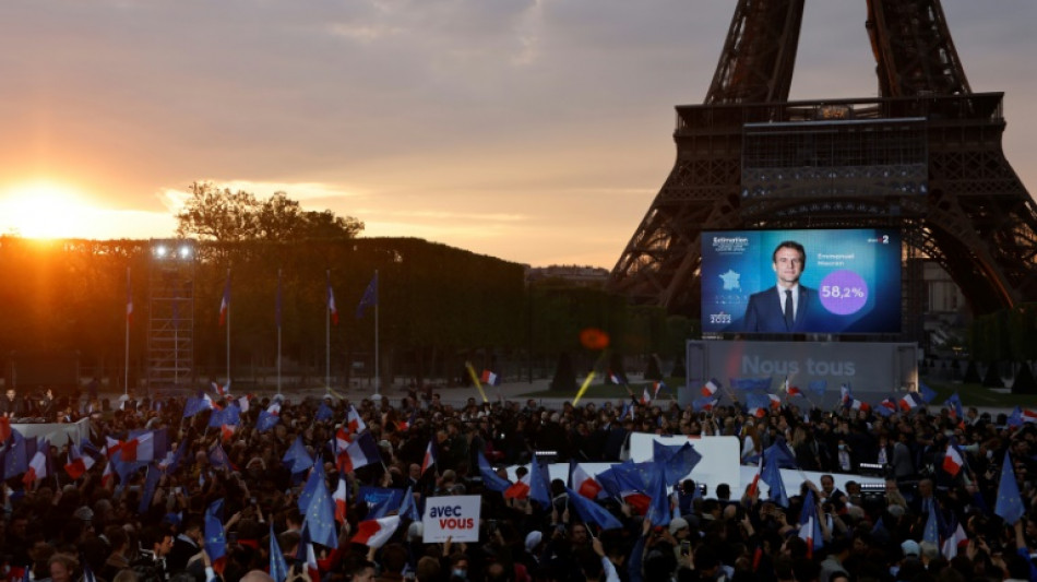 Au pied de la Tour Eiffel, la joie des militants, la sobri&eacute;t&eacute; du pr&eacute;sident