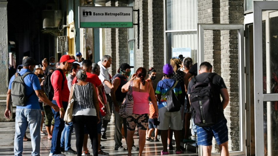 El sube y baja del d&oacute;lar, "una locura" para cubanos que buscan divisas 