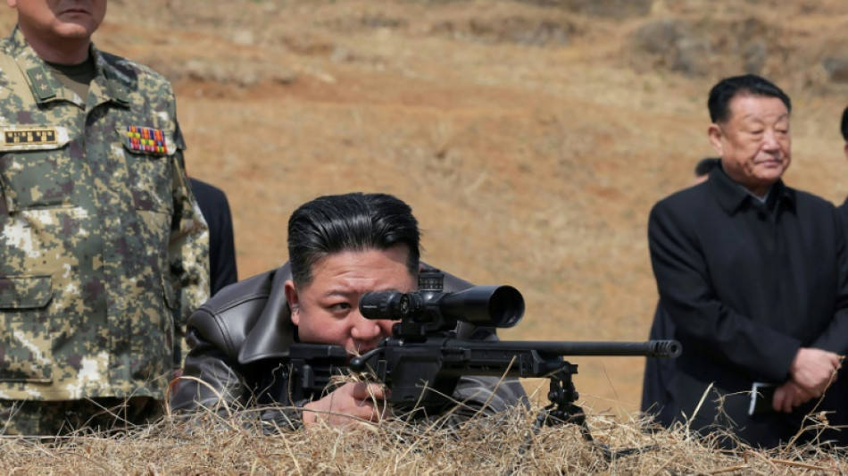L&iacute;der da Coreia do Norte dispara rifle de precis&atilde;o em visita a soldados
