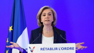 Pr&eacute;sidentielle: P&eacute;cresse veut relancer sa campagne, Macron parle &agrave; Poutine