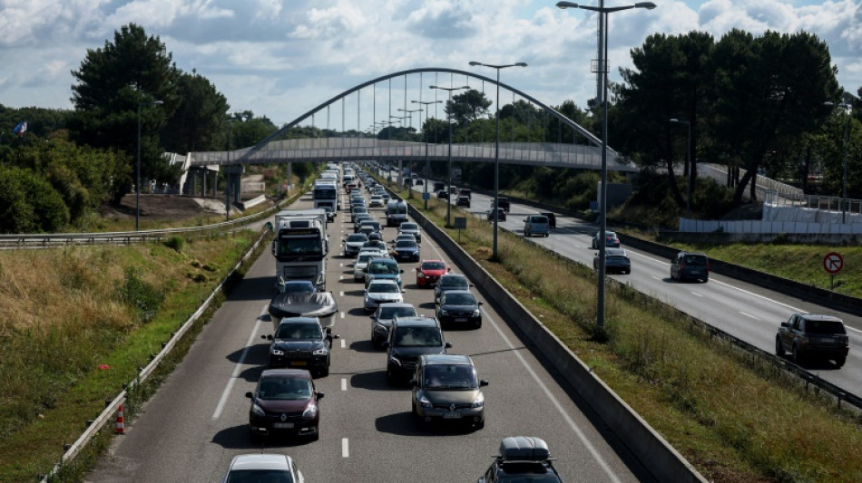 Chass&eacute;-crois&eacute; des vacances: rouge et noir sur les routes 